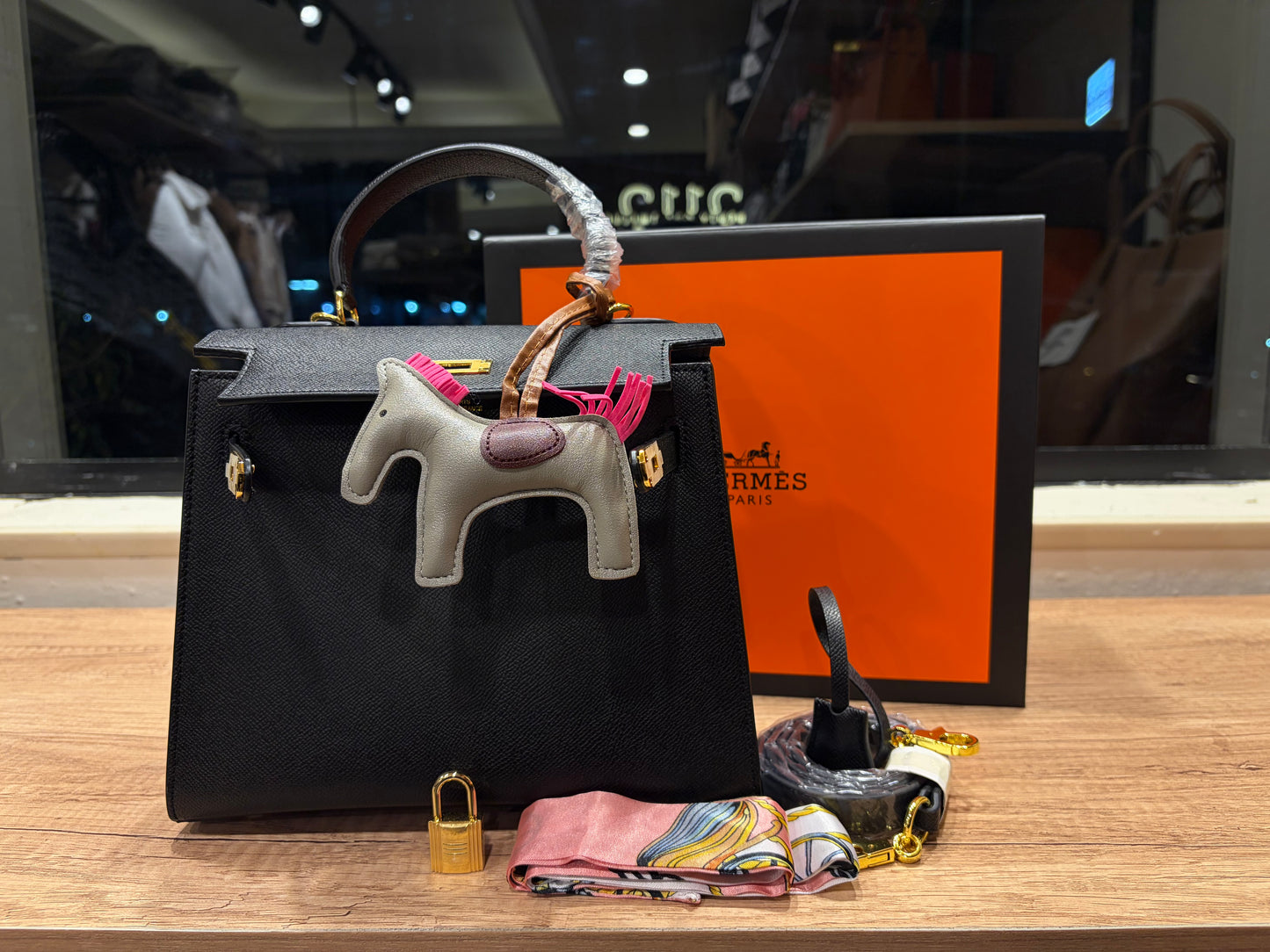 H E R M E S Kelly Handbag 24